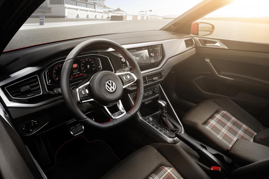 Интерьер Volkswagen Polo GTI 2017 года  (WW) (фото 4 из 46)